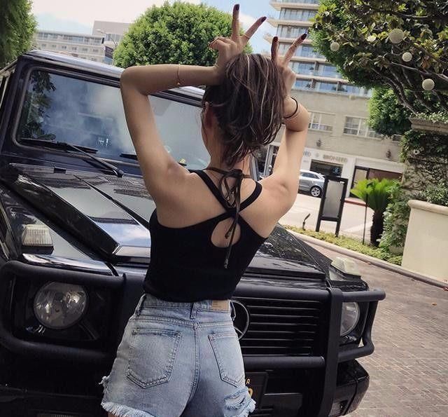 现在姑娘真是太敢穿了，出门只穿个吊带背心，大胆又好看，美爆了