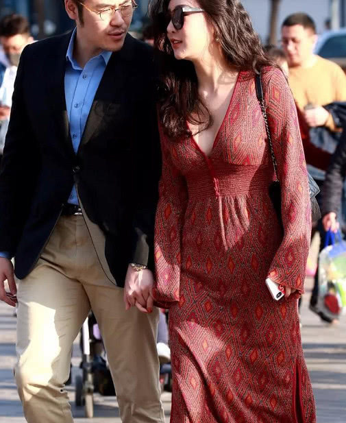 性感小姐姐身穿红色深V连衣裙，大露丰腴胸部，十分迷人，吸睛无