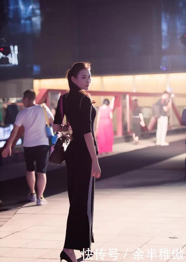  【美女】美女白色连衣裙搭配一双粉色绑带尖头高跟鞋，带着一种异域的风情