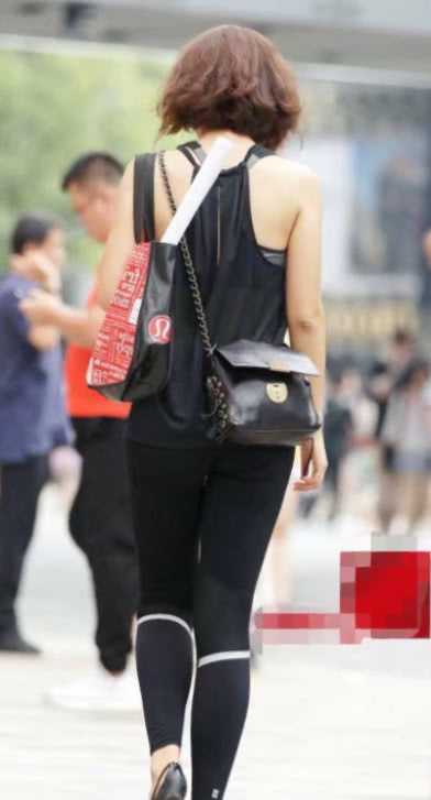 黑色紧身裤的翘臀美妇，穿着小透明的蕾丝上衣，散发着成熟的韵味