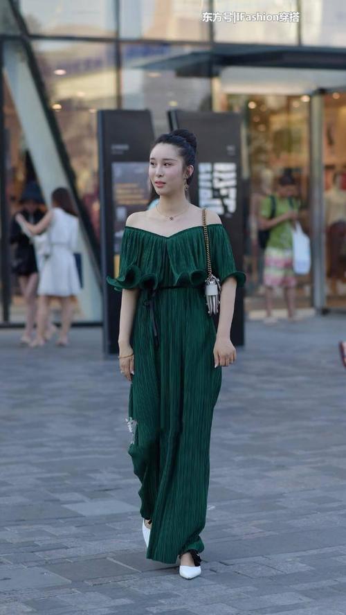 街拍:美女搭配时髦性感,好身材给100分也不为过!