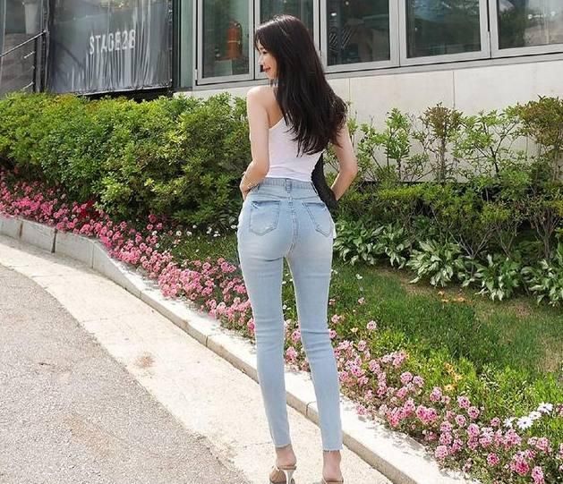 潮流抢眼的牛仔裤，穿出韩范的味道，尽显女神凹凸身姿