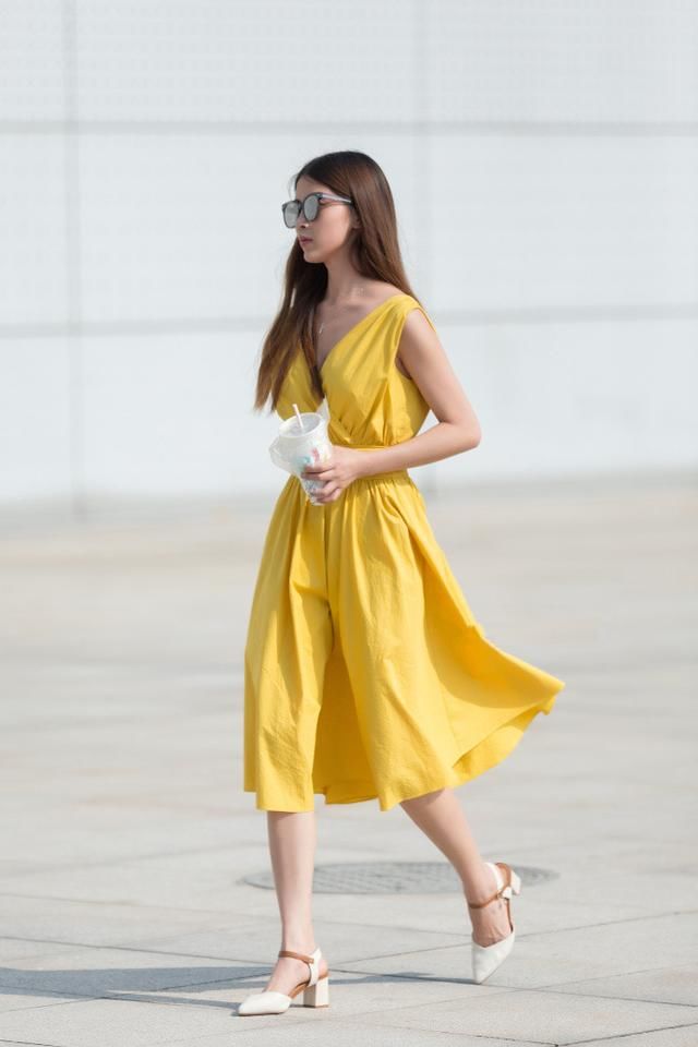 街拍，五款色彩丰富的时尚穿搭，让你尽显清新靓丽，你值得拥有!