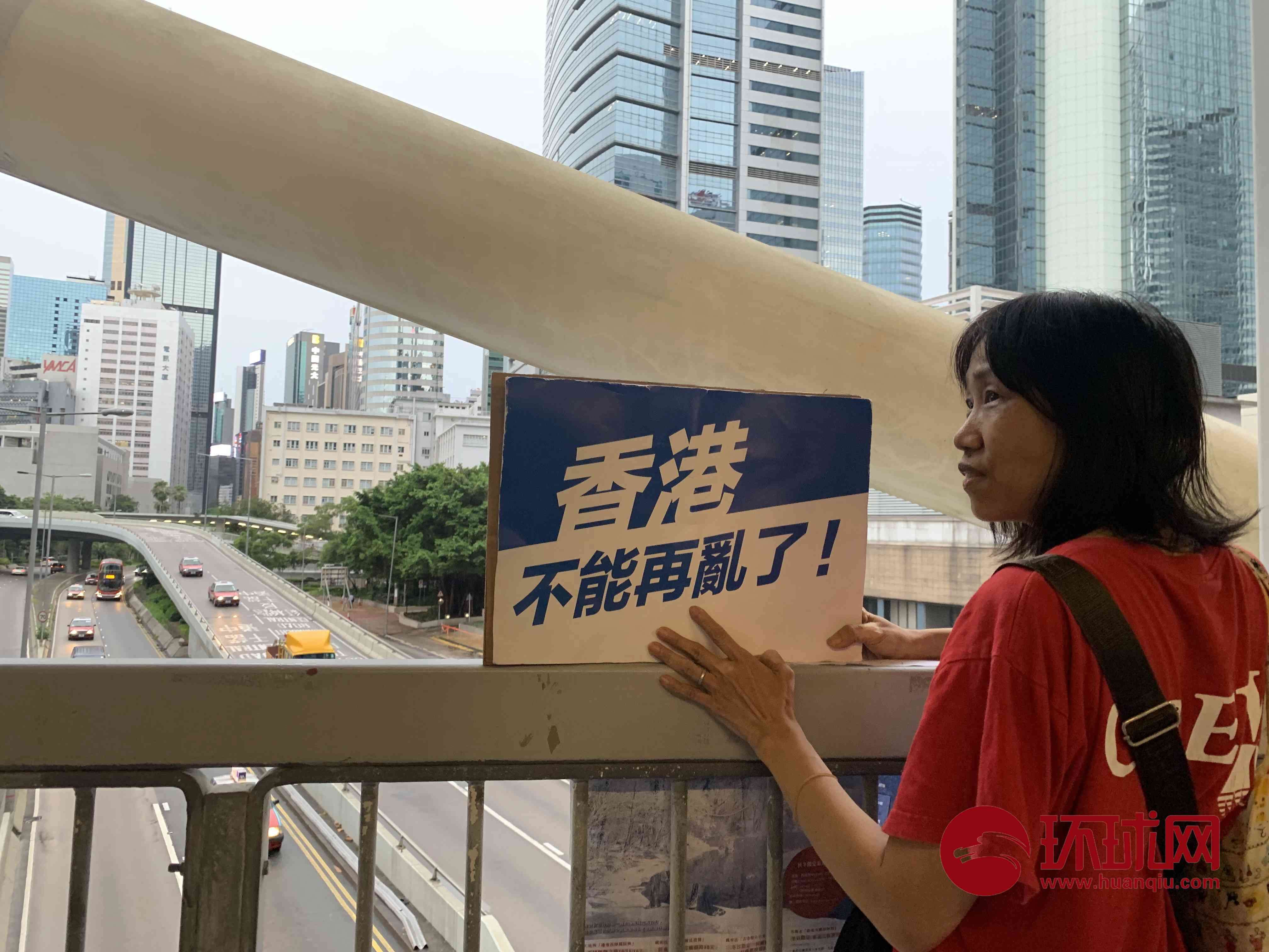 香港“反暴力、救香港”大集会结束，民众与执勤警察合影