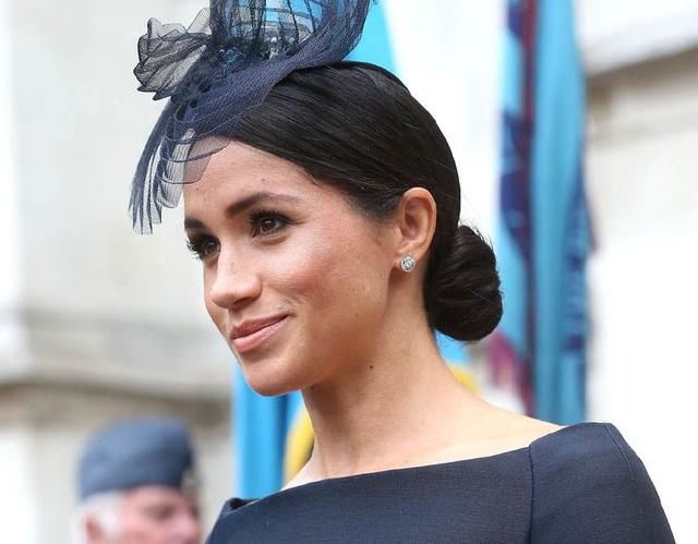 时尚专家认为梅根模仿凯特王妃，把凌乱的发髻弄柔顺，有点过时!