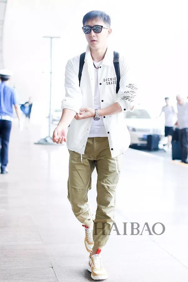 李小璐高调复出靠母女装扮嫩?刘雯一裤两穿太会搭…【海报街拍】