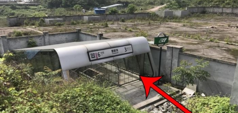 令人迷茫的重庆地铁站，进站是闹市出站变荒山，地铁站：就是个性