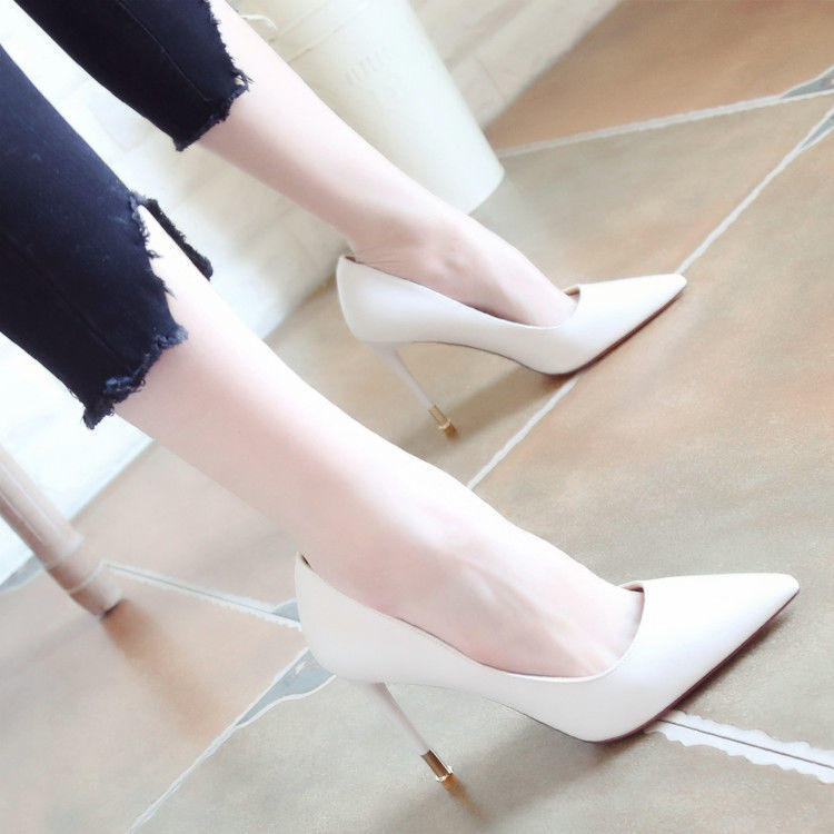 穿上细高跟鞋的我，走路都不一样了，干净利落又不失魅力