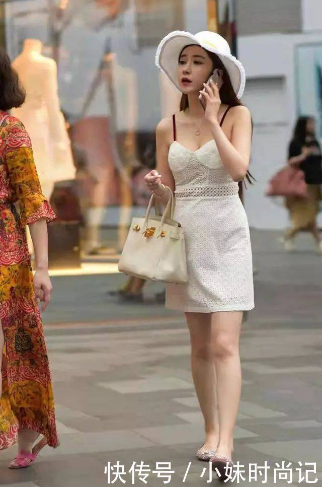 #吊带#街拍:想要穿得温柔淑女一些,试试吊带连衣裙+大圆帽,真是俏皮又可爱