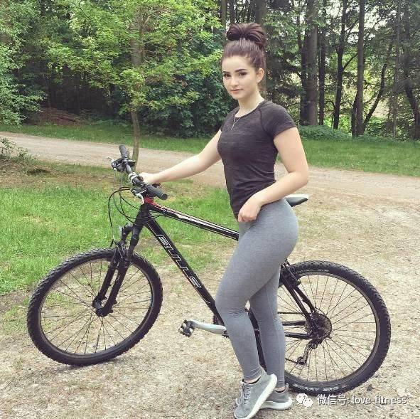 她身高只有155厘米，体重却有120斤，靠健身逆袭成为女神!