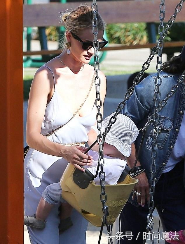 斯坦森娇妻罗茜汉丁顿-惠特莉身穿白裙，与儿子杰克玩得很开心