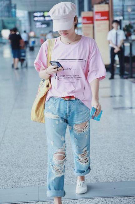 马伊琍终于少女了一回！穿“乞丐裤”潮出新高度，粉嫩T恤太减龄