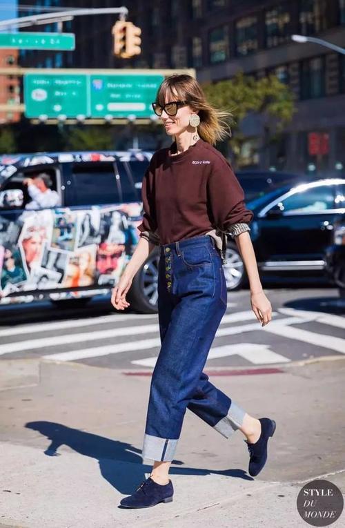 还在穿紧身裤？今年翻边牛仔裤才最火！