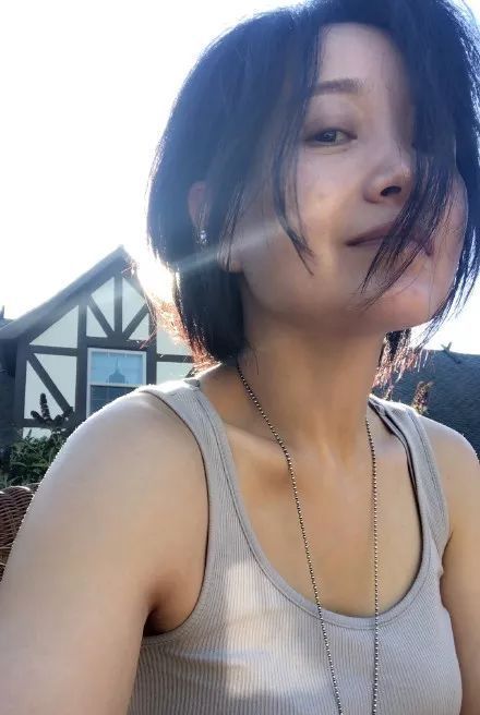  [怀孕]曾连上4次春晚, 与恩师同居怀孕被要求堕胎, 如今51岁依然单身