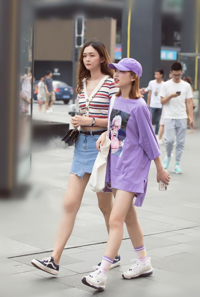 路人街拍： 穿潮流紫色的小姐姐，虽然矮一些，玉腿可不短