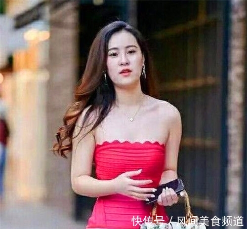  「优雅」街拍：长相甜美的小姐姐，身穿宽松的毛衣配短裙，尽显优雅女神的风采