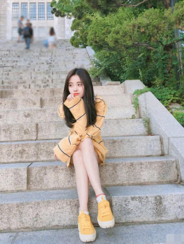 鞠婧祎厉害了，全身就一件上衣，裤子短到看不见