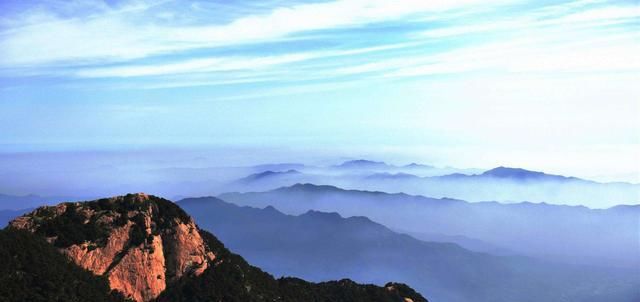 登上泰山顶峰，俯瞰渺小的群山。抒发了杜甫傲视一切的雄心壮志