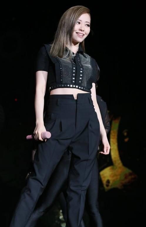 张靓颖真大胆! 穿开胸裙露到让人尴尬, 网友: 还能开再大点