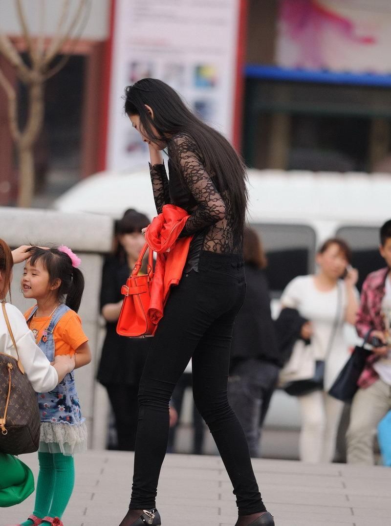 一身蕾丝紧身装美女身材高挑又纤细，大长腿性感高清街拍！