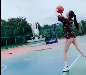 穿粉色短裤的长腿小姐姐打篮球被偷拍，传到网上后爆红!