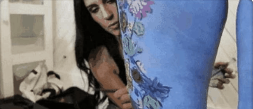 美女身穿牛仔裤街头游玩，无一人发现异样，小伙经过后尴尬了！