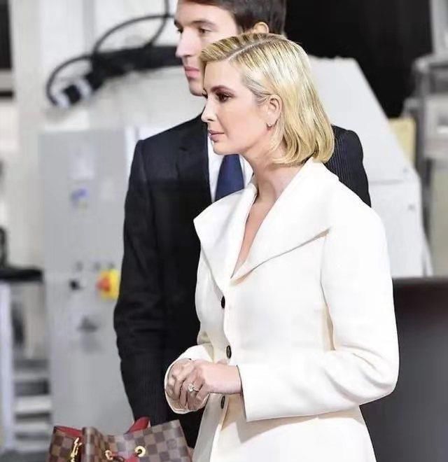  下半身搭配：伊万卡不愧是总统女儿，穿白色西装配9分裤气场强大，身材A爆了