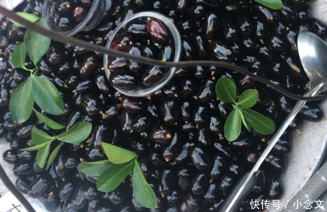 给葡萄打上腊，当成“乌梅”卖，买的人还很多，路人：差点就信了