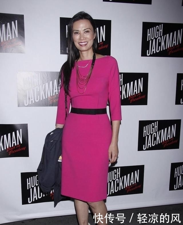  『大龄女性』邓文迪真不服气老，穿芭比粉长袖连衣裙高姿态扮嫩，无可奈何松驰的皮肤太真正