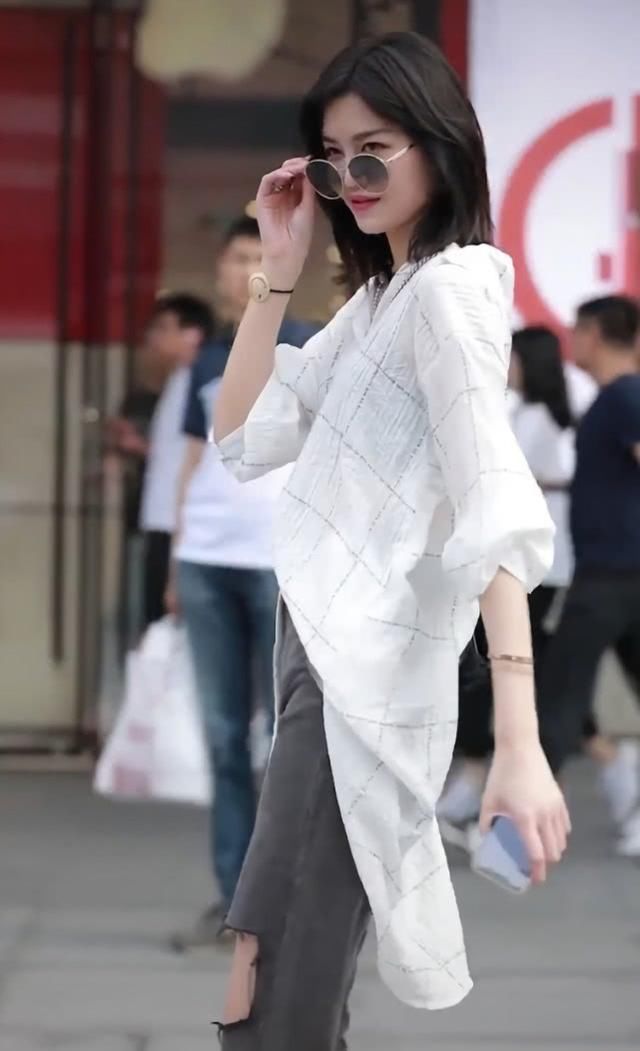  【破洞】小姐姐的破洞裤哪捡的？破洞像是用铲子刮破的，但显瘦效果绝了！