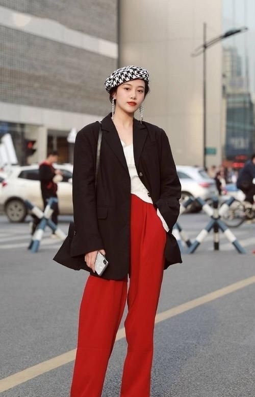 『 底裤』展现甜美气息，街拍：打底裤美女的搭配使得整体魅力提升