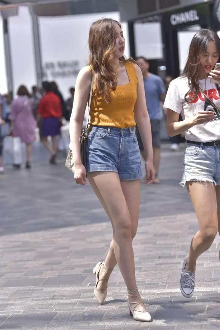 靓丽街拍: 丰腴牛仔短裤美女, 身材高挑轮廓好, 高出闺蜜一个头!