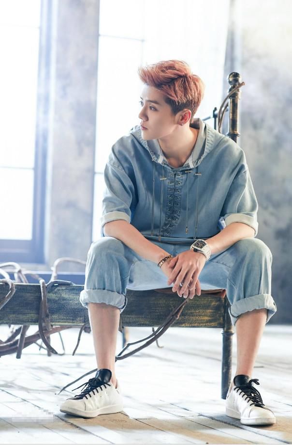 鹿晗不过是穿了套西装，颜值爆表帅到窒息，一举一动尽显王子风范