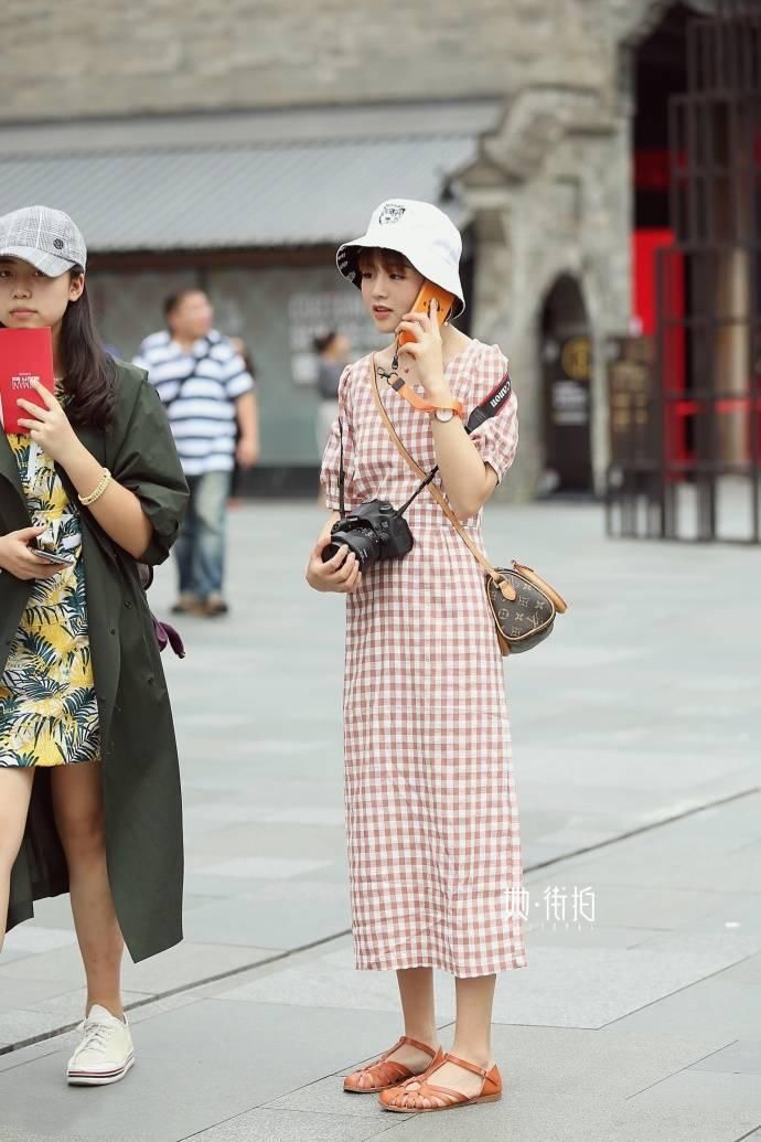 成都街拍丨时尚的lady都喜欢仙女裙，迎面走来都有种仙气