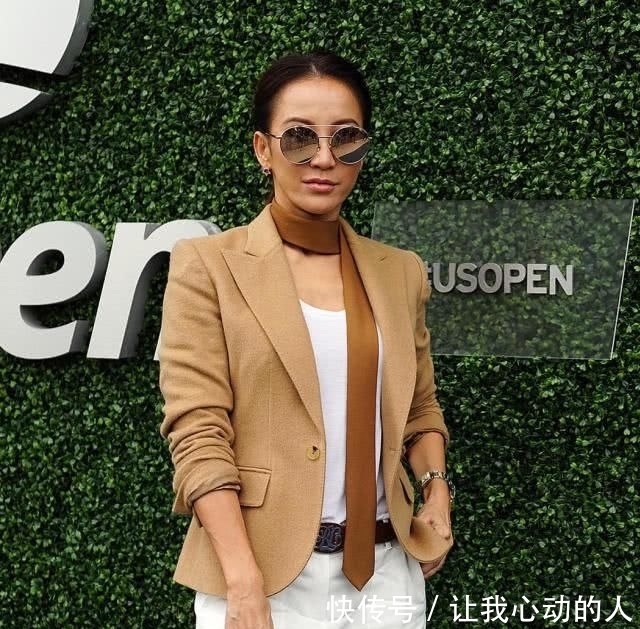  「感觉」李玟开挂了，西服配白色休闲裤帅气减龄，身材比例堪比超模