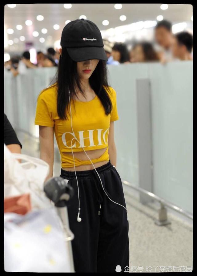 鞠婧祎开窍了？穿超短款T恤赶时尚，网友：胖出腹肌了！