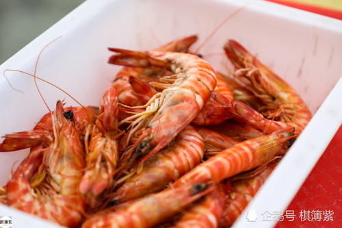 游客扎堆现买现蒸吃海鲜，一桌千元起，常常要10屉海鲜同时蒸