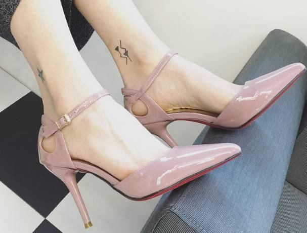 简约的尖头细跟设计，配着白皙的小脚丫，让你散发不一样的女人味