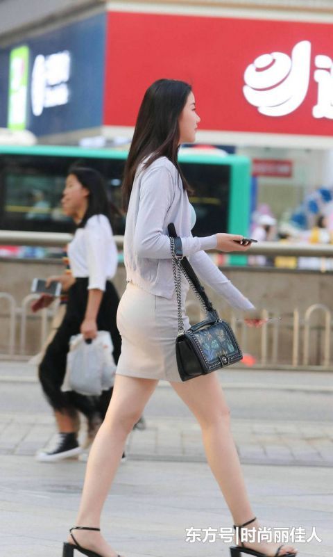  「尽显」成熟女人穿包臀裙搭配高跟凉鞋，曼妙的身姿尽显曲线美感