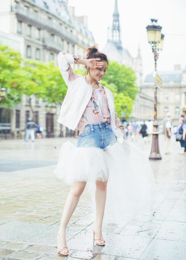 袁姗姗马甲线露肚脐性感撩人，穿长裙娴静唯美，这才是女神