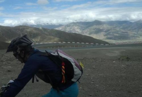 为什么飞拉萨的飞机票很贵，但飞出拉萨后的机票很便宜？