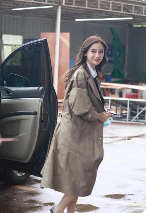  #女人味#baby复工图放出，白衬衫搭棕色长风衣，微卷长发增添女人味