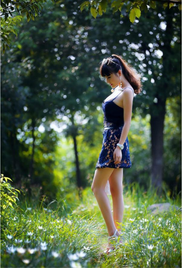 高跟鞋搭配这款蓝色蕾丝短裙，在这大自然中展现一种独特之美