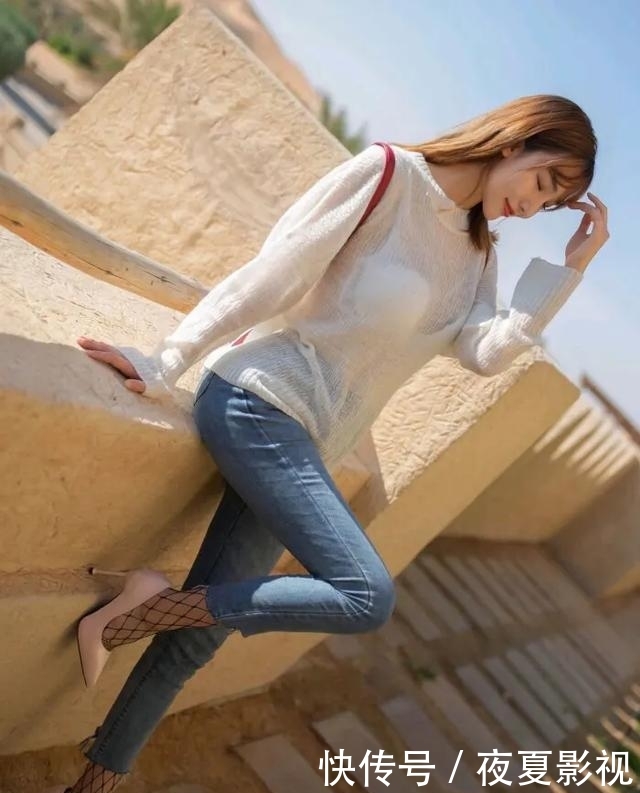 「针织衫」简单的牛仔裤和高跟鞋也能搭配出自己的青春和时尚