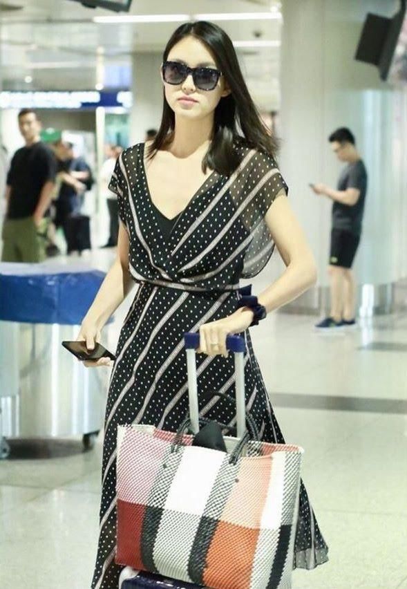 三人同穿条纹裙，张梓琳竟然完败给韩雪，何穗都成陪衬!