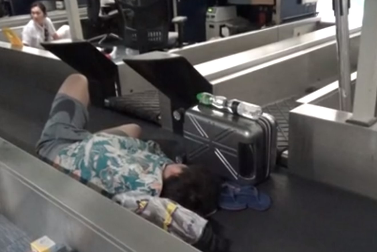 香港国际机场逐步恢复运作 港媒:超200航班取消,旅客席地而睡