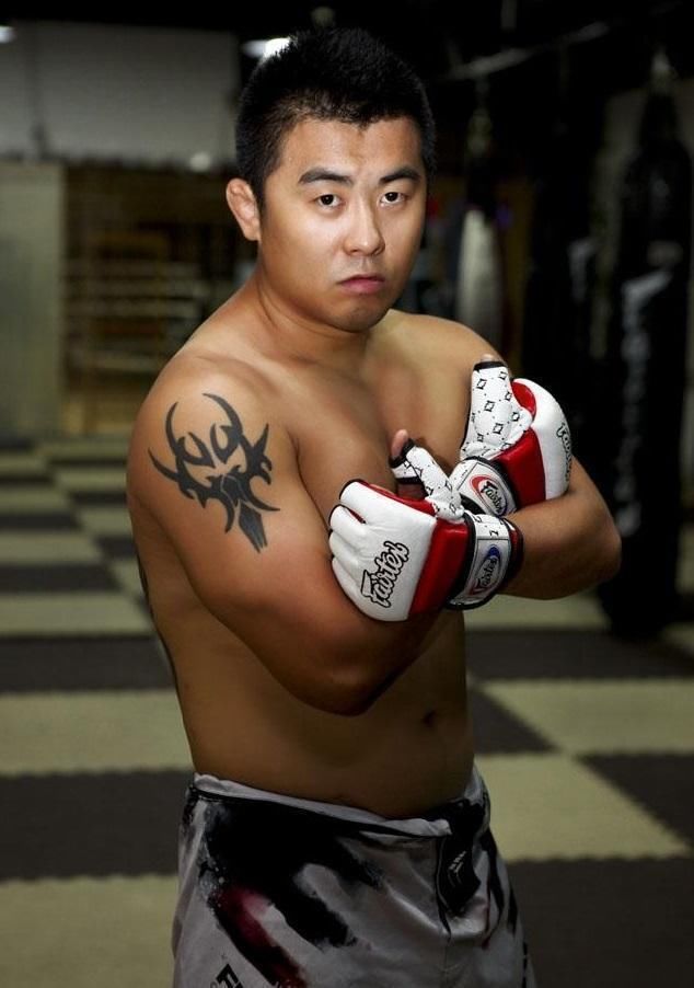 青岛功夫高手自称用腿能抽晕徐晓冬，格斗狂人:蹭我热度