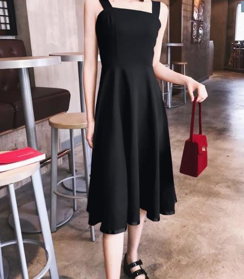 小姐姐黑色连体裙凸显魔鬼身材，窈窕修长的流水线身姿了解一下