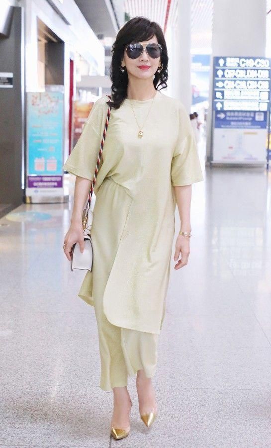 赵雅芝这次失策了，穿白色衫女人味十足，搭错了裙子成胖仙女！