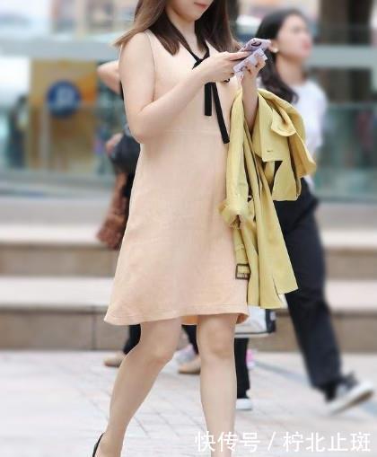 「吊带」街拍:吊带碎花裙,腰间的蝴蝶结装饰,增添魅力韵味
